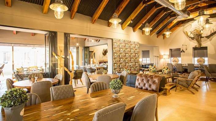 Ein Esszimmer mit vielen Tischen und Stühlen