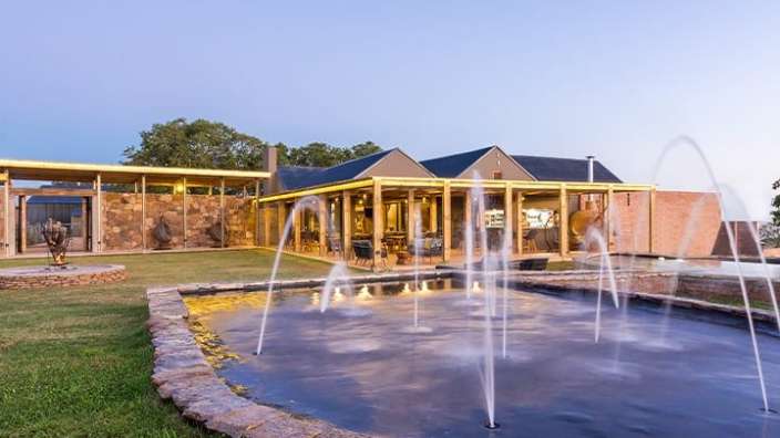 Ein Brunnen steht vor einem großen Gebäude