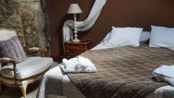 Ein Schlafzimmer mit einem Bett und einem Stuhl