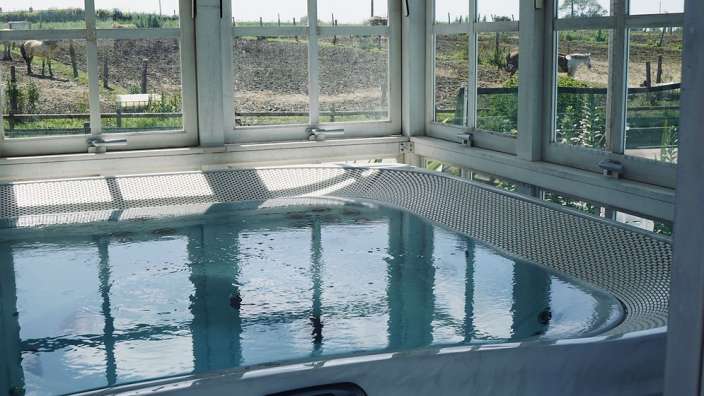 Ein Whirlpool in einem Raum mit vielen Fenstern