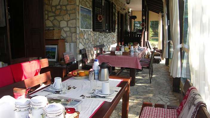 Ein Tisch mit einem roten und weißen Tischtuch darauf