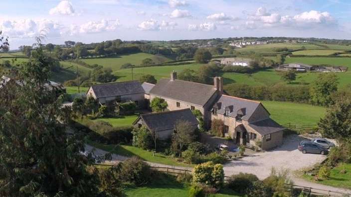 Ein großes Haus inmitten einer grünen Landschaft