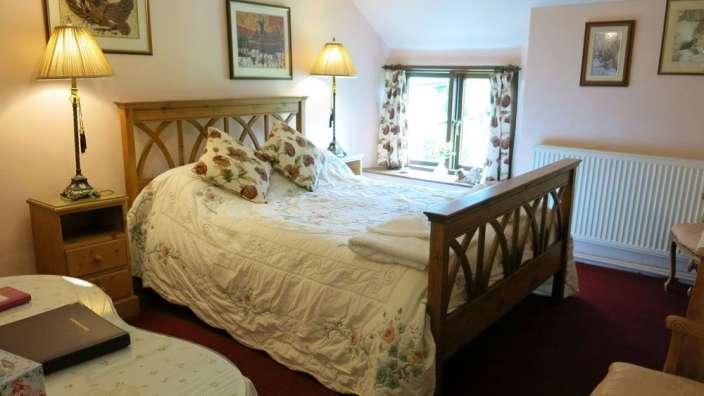 Ein Schlafzimmer mit einem Bett und zwei Lampen