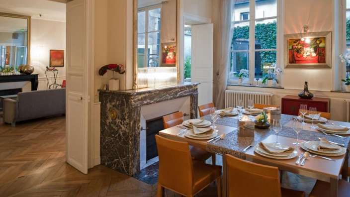 Ein Esszimmer mit einem Tisch und Stühlen und einem Kamin