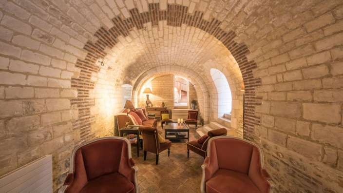 Ein Wohnzimmer mit roten Stühlen und einem Couchtisch