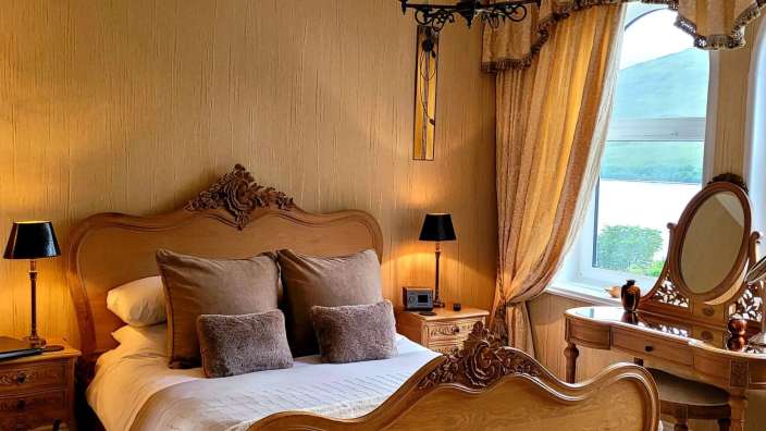 Ein Schlafzimmer mit einem Bett und einem Spiegel