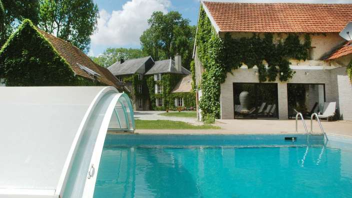 Ein großer Swimmingpool vor einem großen Haus