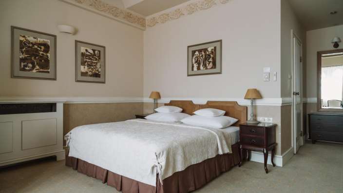 Ein Schlafzimmer mit einem Bett und zwei Nachttischen