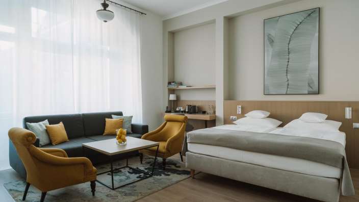 Ein Hotelzimmer mit einem Bett und einem Couchtisch