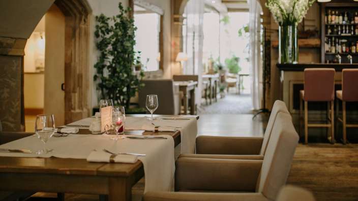 Ein Restaurant mit einem Tisch und Stühlen und einer Bar