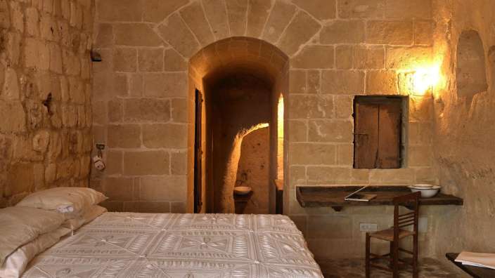 Ein Schlafzimmer mit einem Bett und einem Schreibtisch