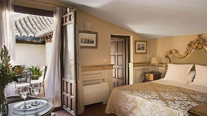 Ein Hotelzimmer mit einem Bett und einem Tisch