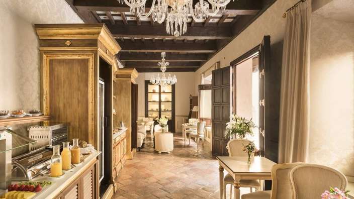 Ein Esszimmer mit einem Tisch und Stühlen und einem Kronleuchter