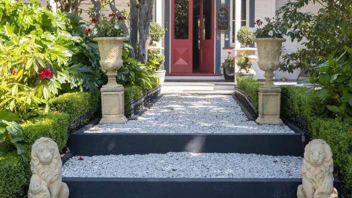 Der Eingang zu einem Haus mit einer roten Tür