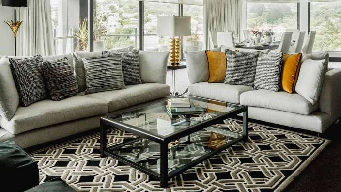 Ein Wohnzimmer mit einer Couch und einem Couchtisch
