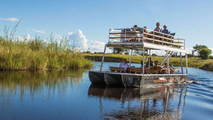 Eine Gruppe von Menschen fährt mit einem Boot auf einem Fluss