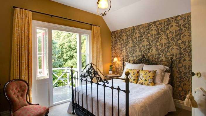 Ein Schlafzimmer mit einem Bett und einem Stuhl