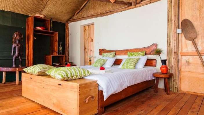 Ein Schlafzimmer mit einem Bett und einer Holzkiste