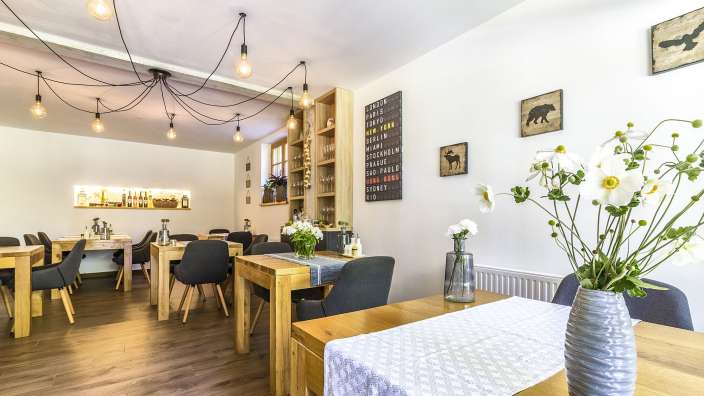 Ein Speisesaal mit vielen Tischen und Stühlen