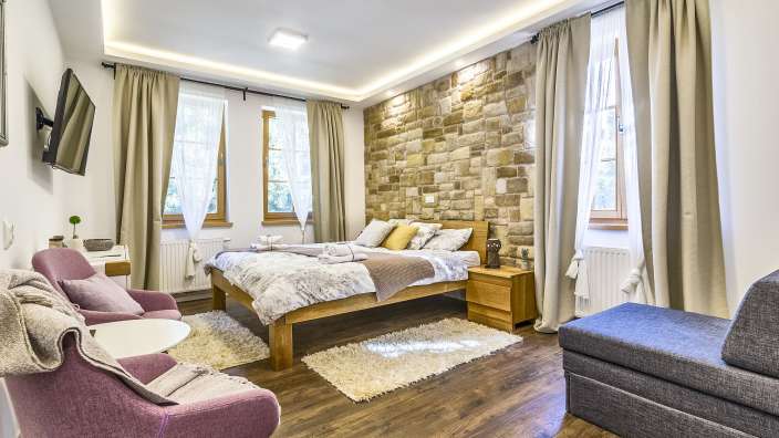 Ein Schlafzimmer mit einem Bett und einem Stuhl