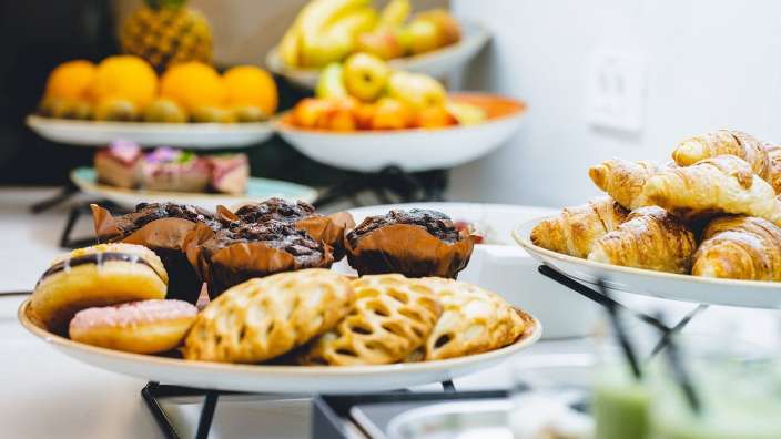 Eine Auswahl an Gebäck und Früchten auf einem Tisch