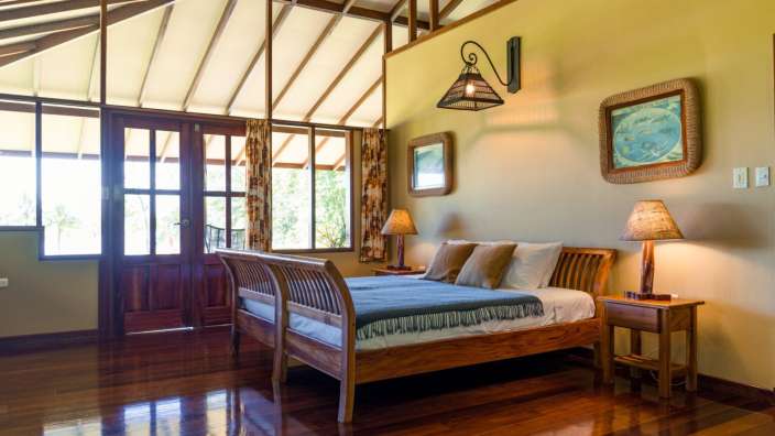 Ein Schlafzimmer mit einem Bett und zwei Lampen