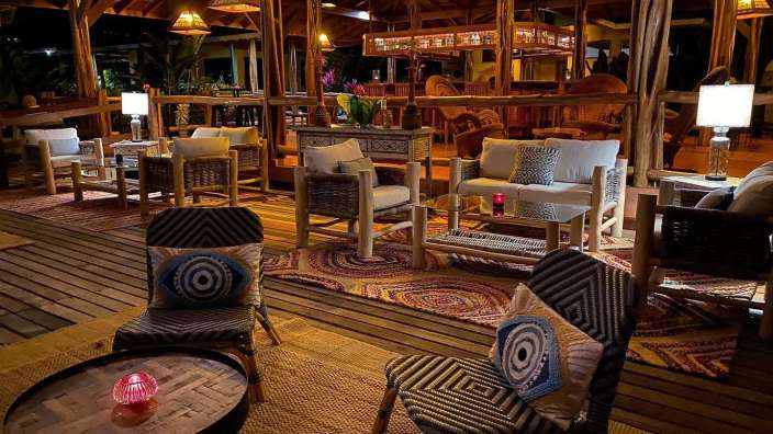 Ein Wohnzimmer mit vielen Stühlen und einem Tisch