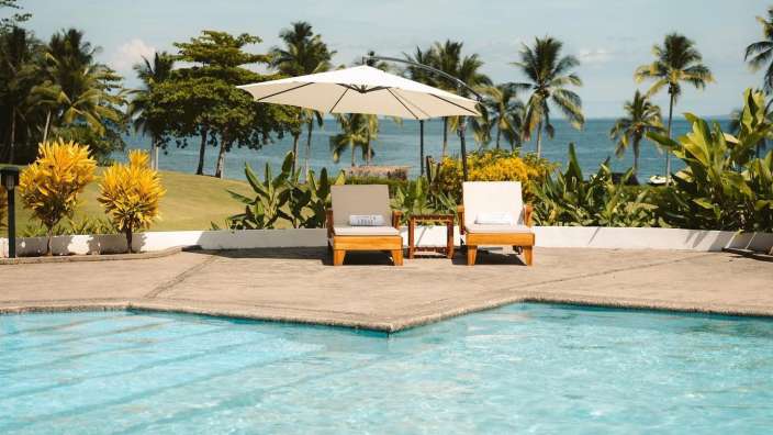 Ein Swimmingpool mit Liegestühlen und einem Sonnenschirm
