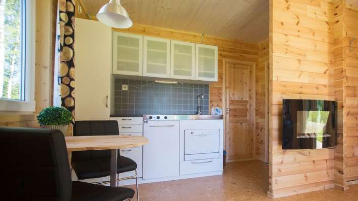 Eine kleine Küche mit einem Tisch und Stühlen