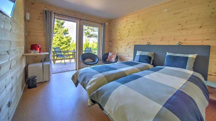 Ein Schlafzimmer mit zwei Betten und zwei Stühlen