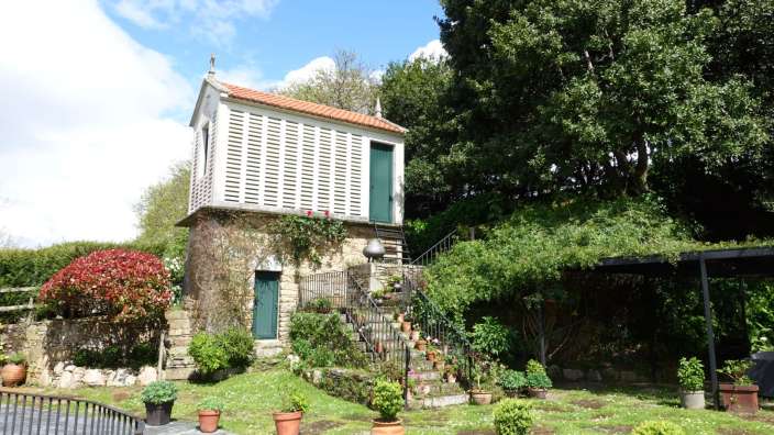 Ein kleines weißes Gebäude mit einer grünen Tür