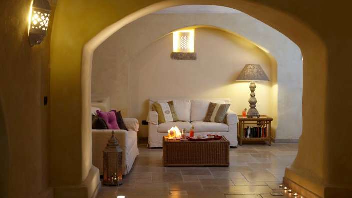 Ein Wohnzimmer mit einer Couch und einem Tisch