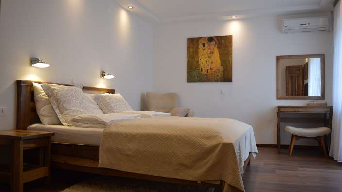 Ein Schlafzimmer mit einem Bett und einem Stuhl