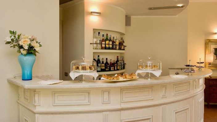 Eine weiße Bar mit einem Tablett mit Croissants darauf