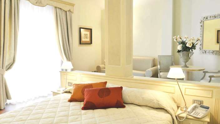 Ein Hotelzimmer mit einem Bett und einem Telefon