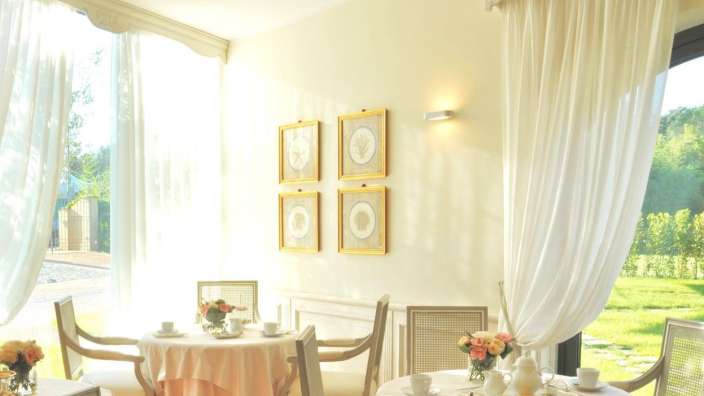 Ein Esszimmer mit einem Tisch und Stühlen und Bildern an der Wand