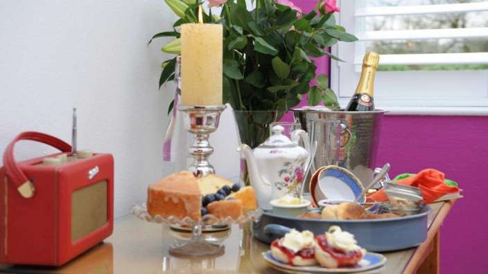 Ein Tisch mit Kuchen und einer Flasche champagner darauf