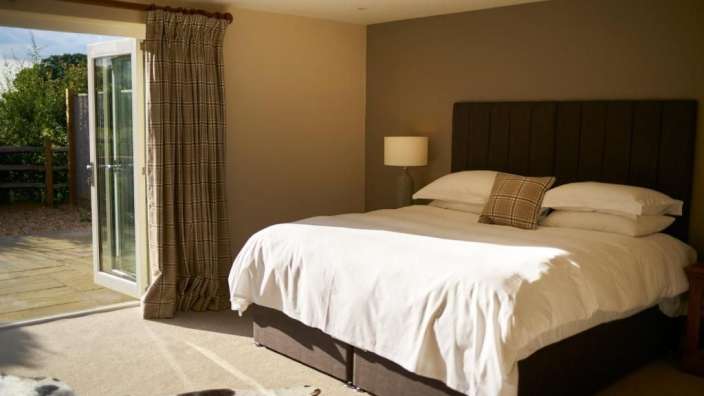 Ein Schlafzimmer mit einem Bett und einer Lampe