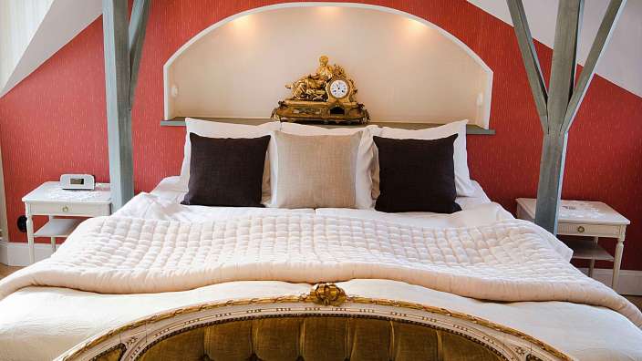 Ein Schlafzimmer mit einem Bett und einer Uhr darauf