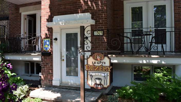 Ein Schild steht vor einem Backsteingebäude und sagt le gîte dezery
