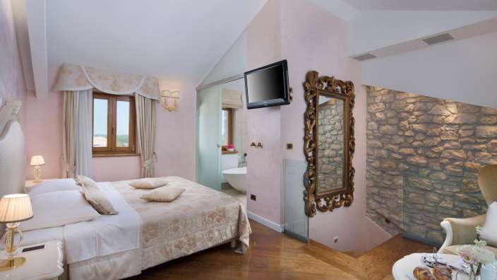 Ein Schlafzimmer mit einem Bett und einem Fernseher