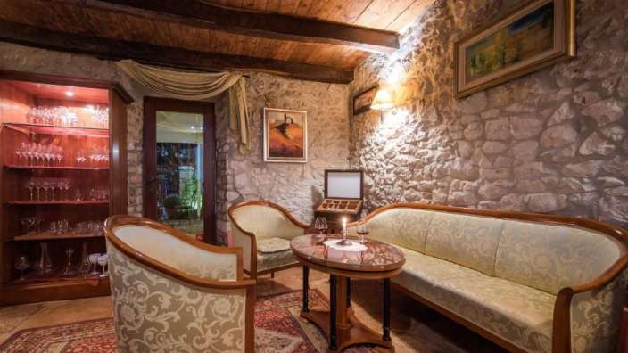 Ein Wohnzimmer mit einer Couch und zwei Stühlen