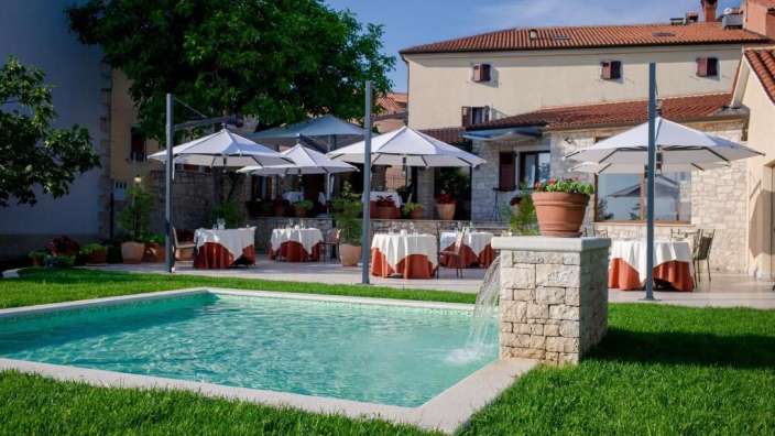 Ein großer Swimmingpool mit einem Wasserfall davor