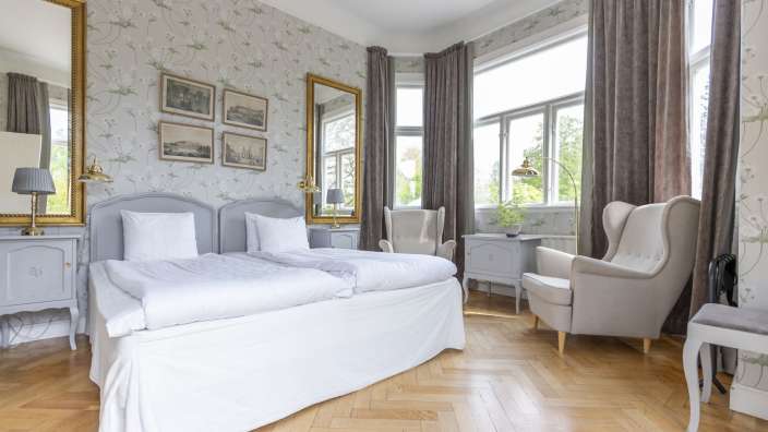 Ein Schlafzimmer mit zwei Betten und einem Stuhl