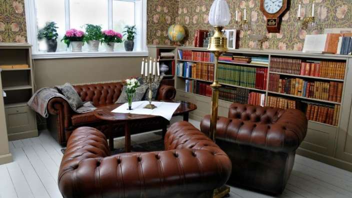 Ein Wohnzimmer mit einem Couchtisch und zwei Stühlen