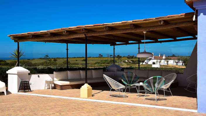 Eine Terrasse mit einem Couchtisch und Stühlen