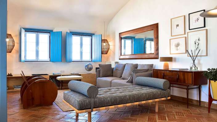 Ein Wohnzimmer mit blauen Fensterläden und einem Couchtisch