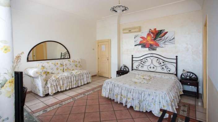 Ein Schlafzimmer mit einem Bett und einer Couch