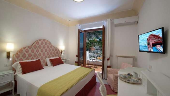 Ein Hotelzimmer mit einem Bett und einem Fernseher