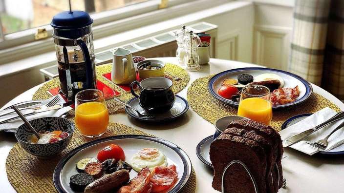 Ein tisch mit tellern und gläsern speisen und getränken